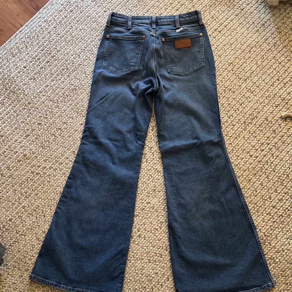 Women’s Wrangler Medium-Dark Blue Flare Jeans Size 28x32